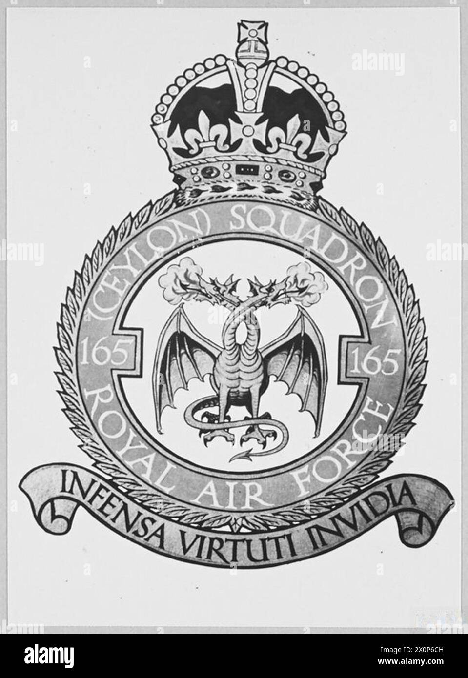 Badge de l'escadron No.165 (Ceylan) avec un dragon à deux têtes jaillissant du feu, devise « INFENSA VIRTUTI INVIDIA » signifiant « Envy is the Ene of Honour ». Banque D'Images