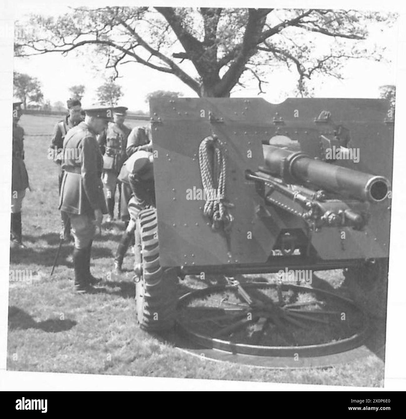 LE COMMANDANT EN CHEF EN ÉCOSSE - le général Sir Alan Brooke inspectant les canons antichars de la 52e division à North Berwick. Négatif photographique, Armée britannique Banque D'Images