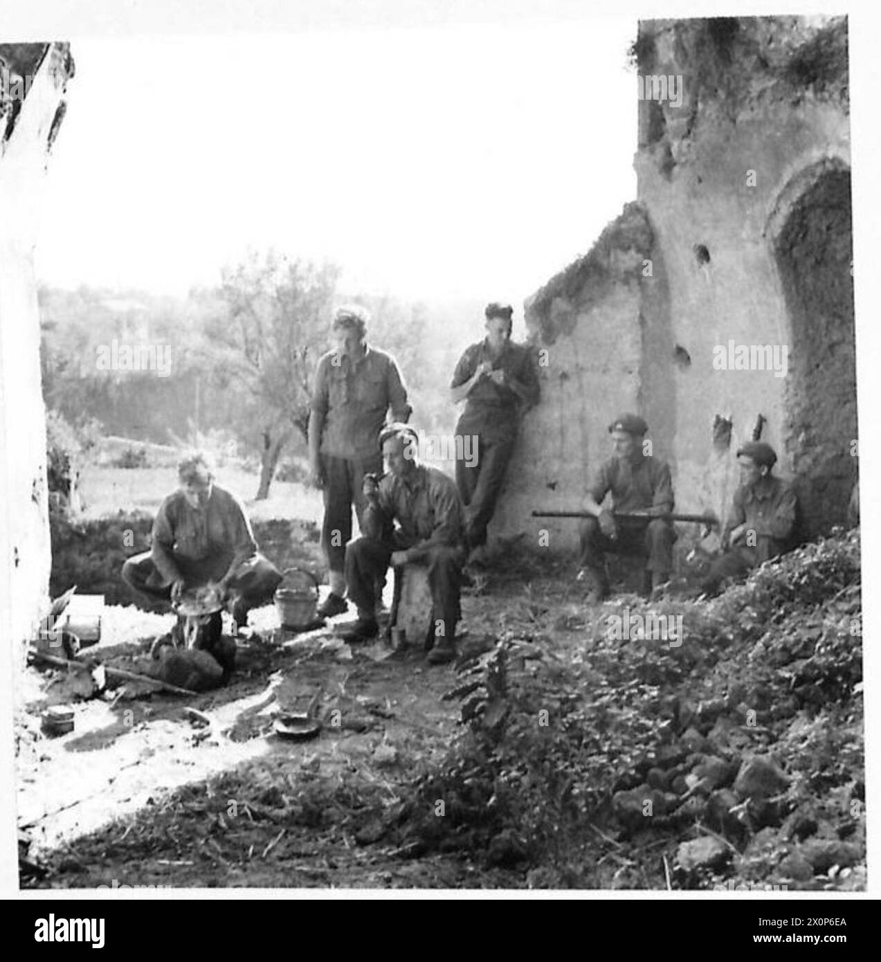 Le personnel de l'escadron 'A', 44e régiment de recce, fait une brasserie parmi les ruines de l'ancien château de Calvi Vecchia, en Italie. Banque D'Images