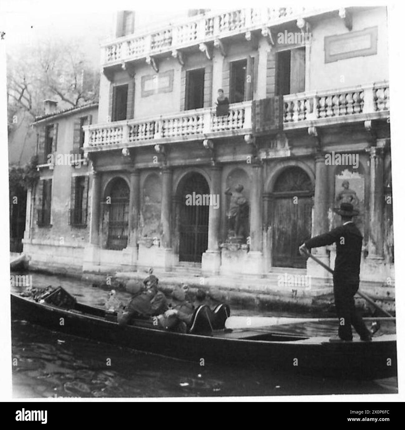 Les soldats passent le long du Grand canal de Venise, saluant une signoria pendant une journée dans la ville. Banque D'Images