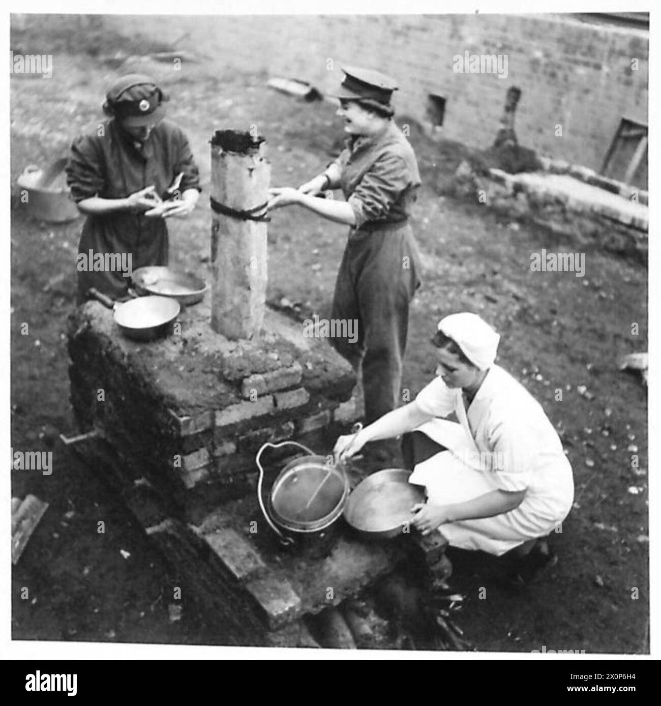 ÉCOLE DE CUISINE ATS - cuisson en cours sur un champ de type four kithcen. Celles-ci peuvent être construites par les filles et utilisées en trois quarts d'heure. Négatif photographique, Armée britannique Banque D'Images