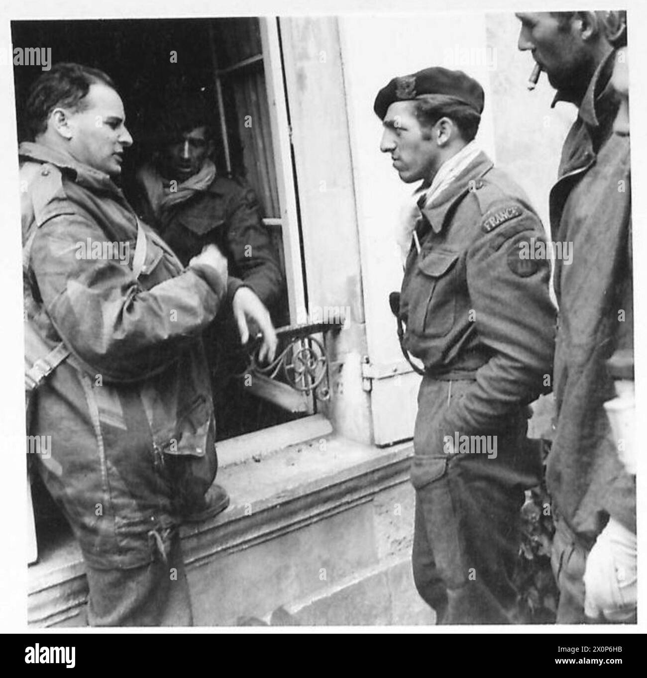 Le journaliste de la BBC Chester Wilmot en conversation avec les commandos de marine français du 10 Commando (Inter-allié), rattaché au 4 Commando, 1re brigade de services spéciaux, à Amfreville le 9 juin 1944. Banque D'Images