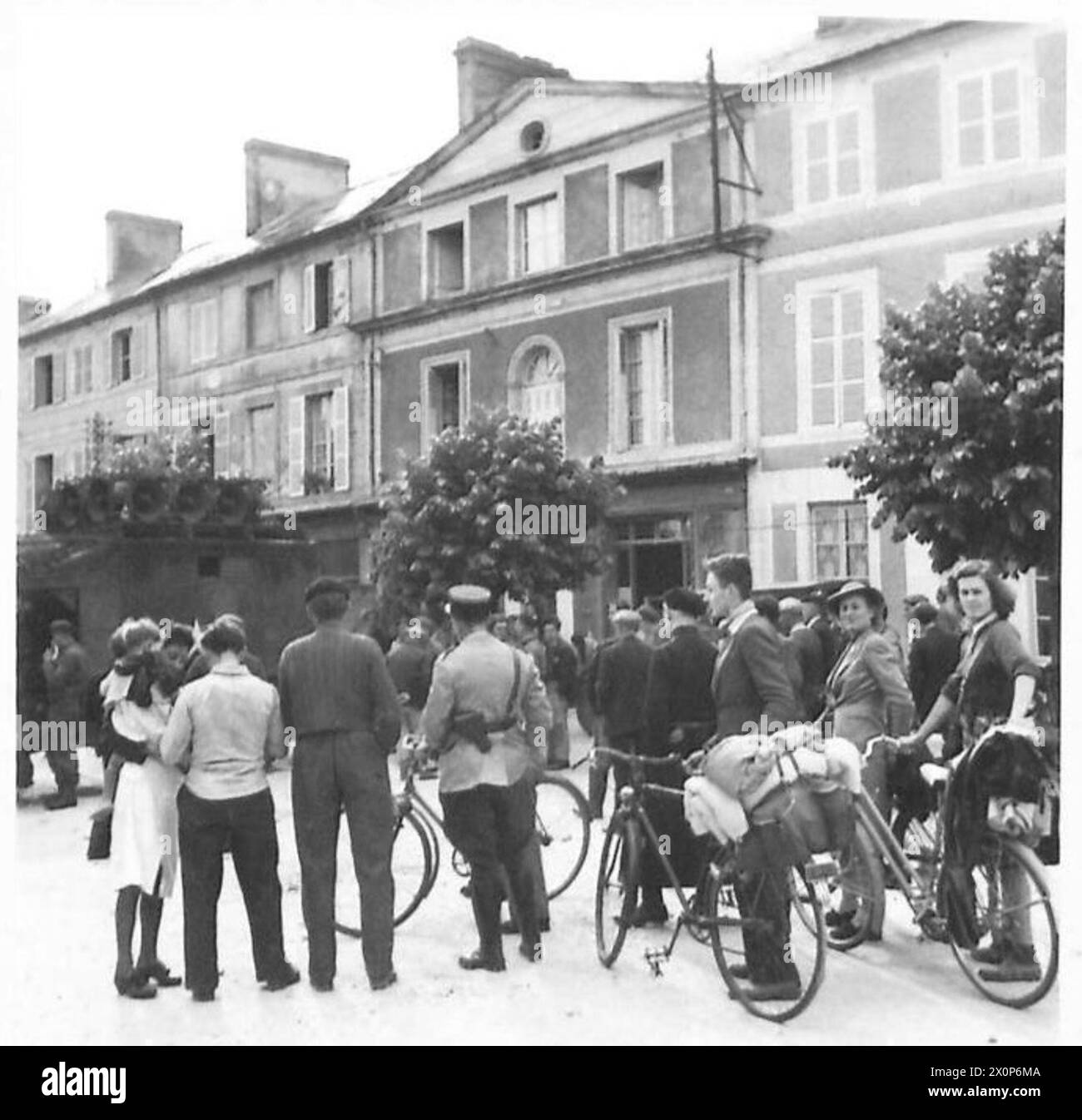 Le personnel de la branche P. & P.W., 21 Army Group, livre des nouvelles aux villageois de Creully à l'aide de fourgonnettes à haut-parleurs après la libération des villages français. Négatif photographique, armée britannique, 21e groupe d'armées. Banque D'Images