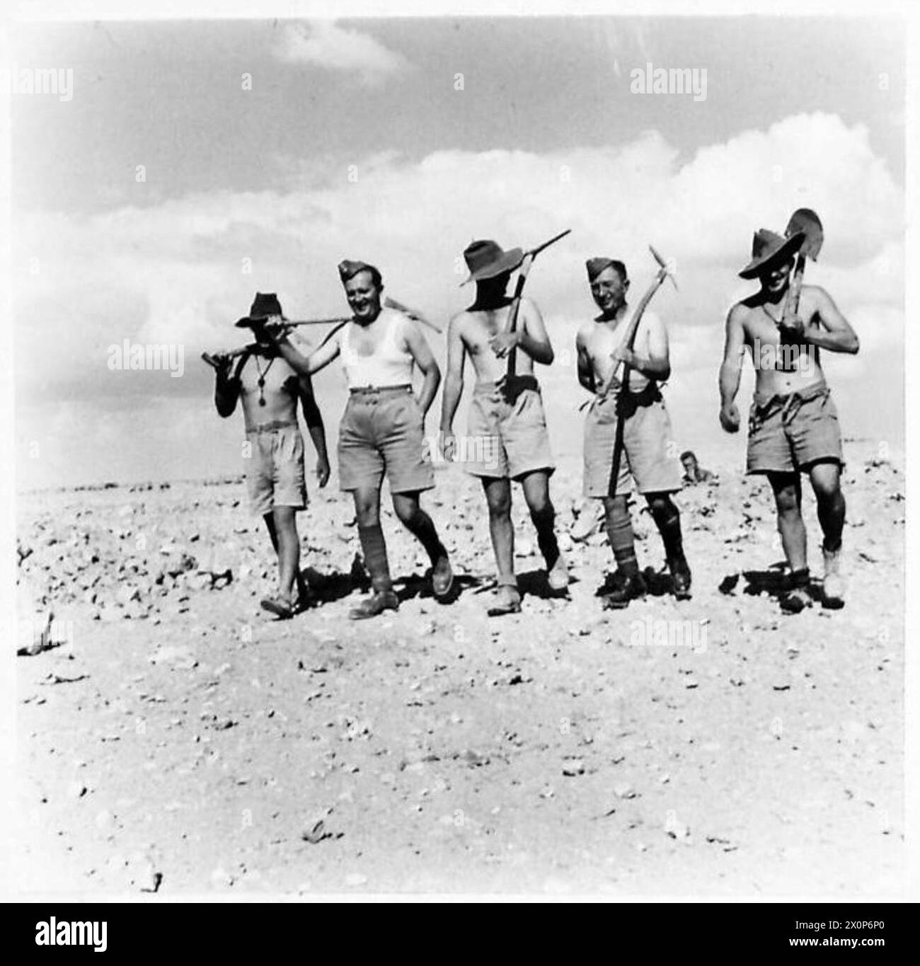 L'ARMÉE POLONAISE DANS LE SIÈGE DE TOBROUK, 1941 - soldats australiens et polonais partent avec leurs pioches et pelles pour faire un spot de creusement de tranchées. Les militaires des deux armées se distinguèrent pendant le siège de Tobrouk et partageèrent le surnom de « les rats de Tobrouk » Armée polonaise, Armée australienne, Forces armées polonaises à l'Ouest, Brigade indépendante des carpates, rats de Tobrouk Banque D'Images