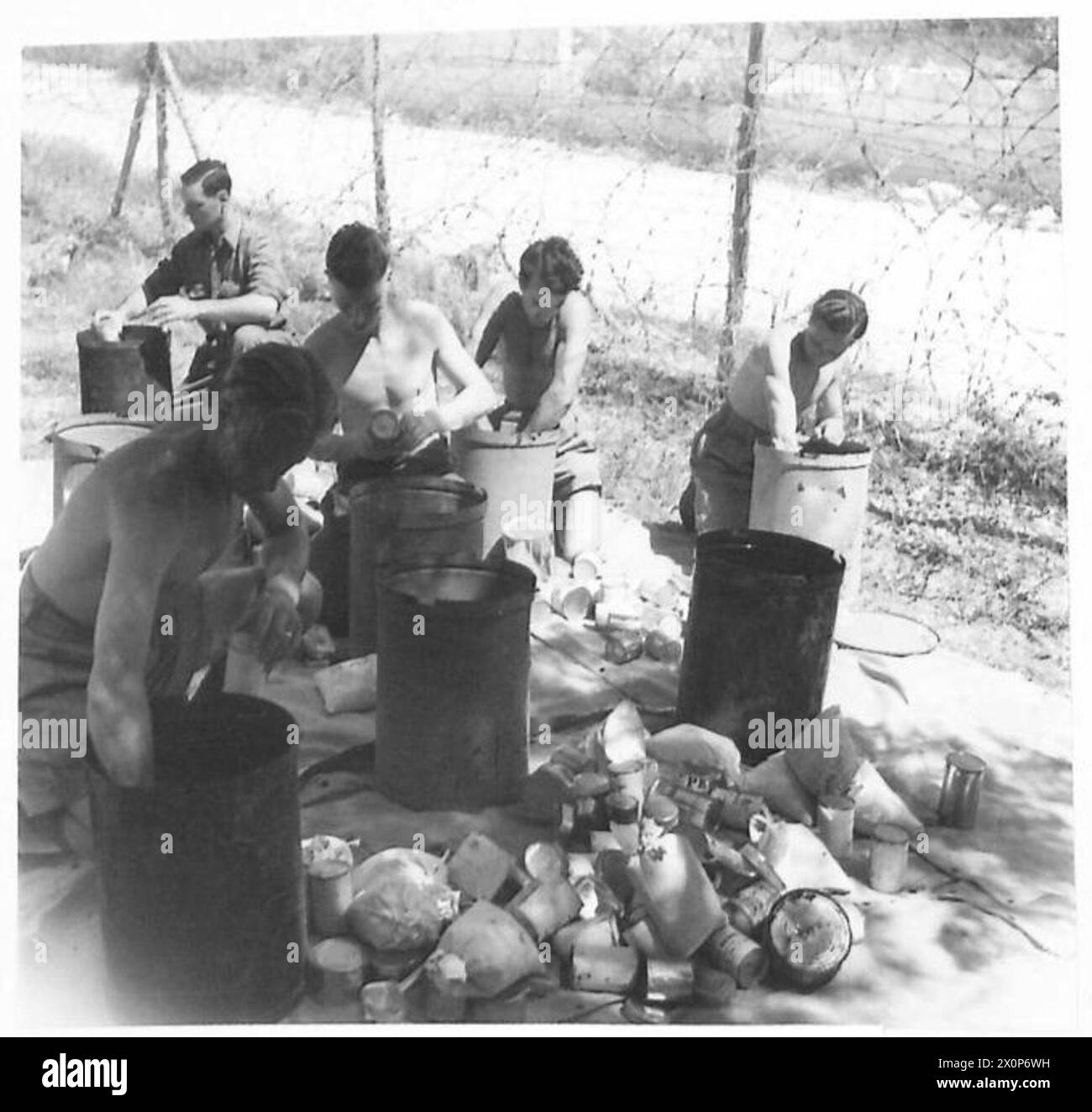 AIDE BRITANNIQUE AUX PARTISANS DANS LE NORD DE L'ITALIE - où nos forces doivent opérer dans des zones isolées derrière les lignes ennemies, la nourriture est toujours un gros problème, donc le thé, le café et les conserves de nourriture de tous types leur sont parachutés. On voit des soldats britanniques emballer des denrées alimentaires dans des poubelles. Négatif photographique, Armée britannique Banque D'Images