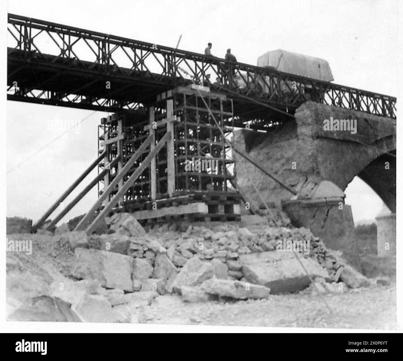 Un quai de crèche est visible depuis le lit de la rivière lors des opérations de la 8e armée en Italie. Banque D'Images