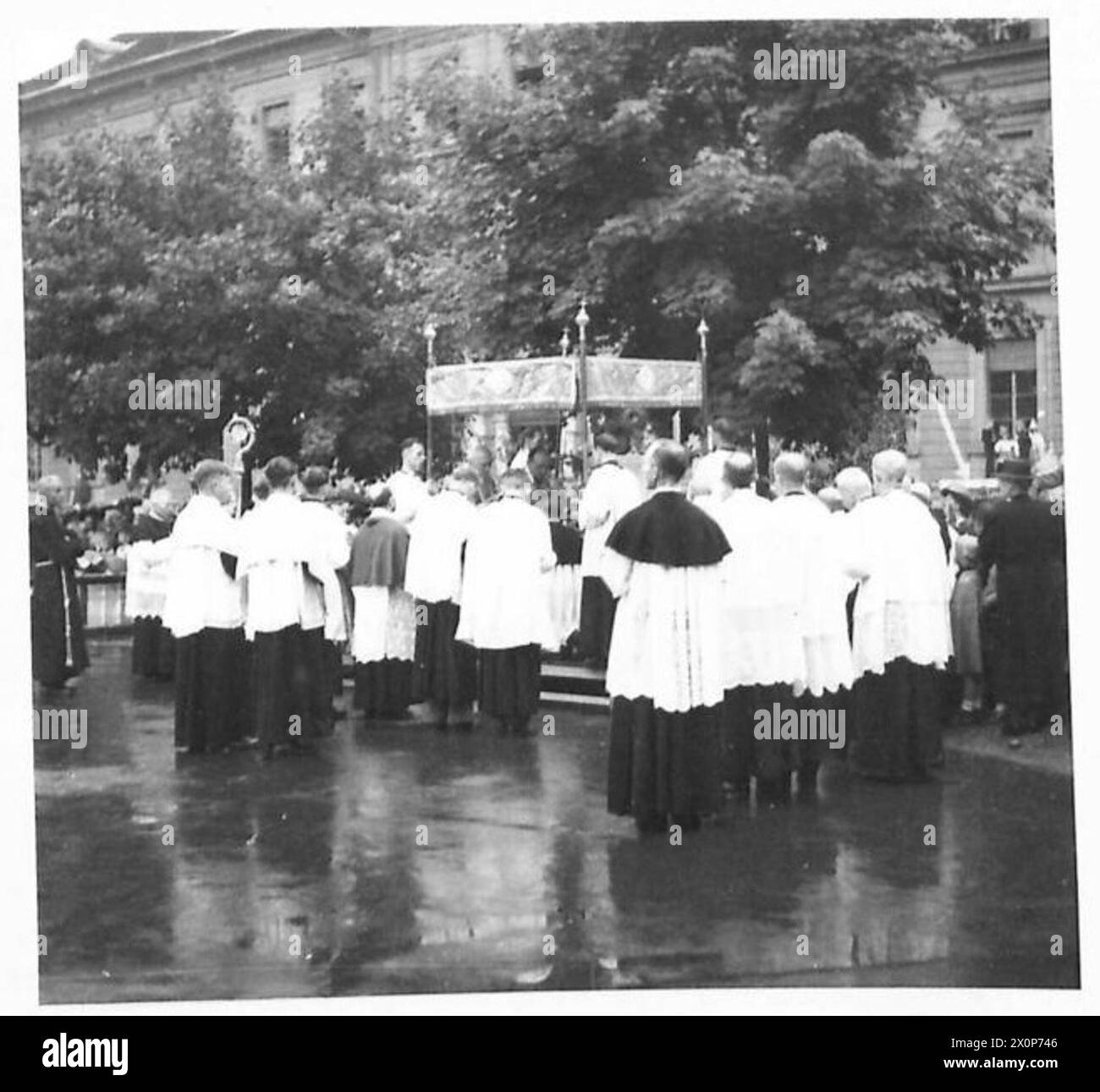 AUTRICHE : CORPUS CHRISTI PROCESSION À KLAGENFURT - Mgr Mayer et le clergé à un autre des quatre autels. Négatif photographique, Armée britannique Banque D'Images