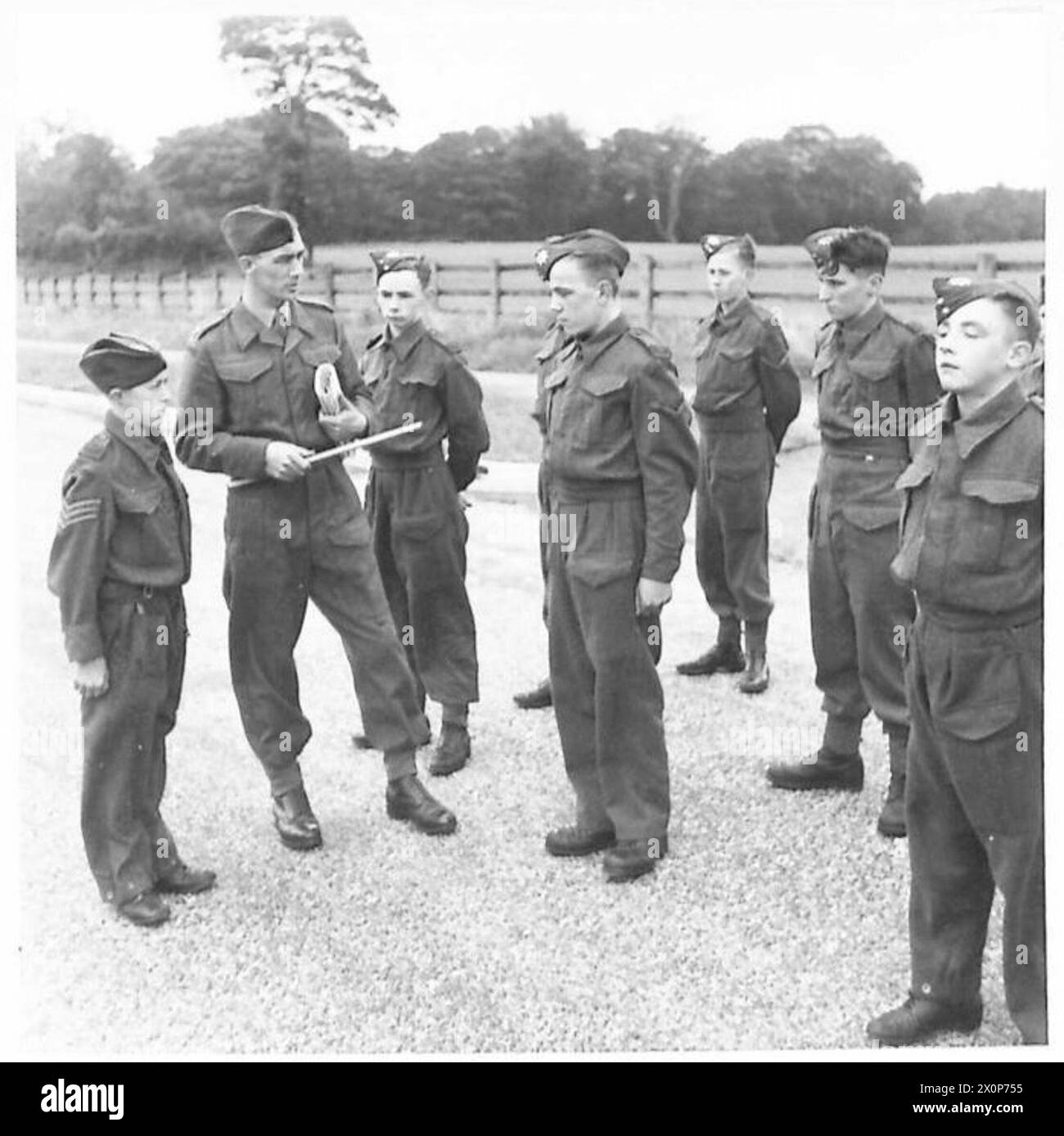 Hommes et femmes servant dans les forces britanniques et alliées à Londres, portant des uniformes de l'ATS norvégien, Princess Mary's RAF Nursing Service, WRNS, ATS, WAAF, Naval and Army Nursing services, London Irish, Norwegian Navy, Inde, Belgique, Ulster Rifles, Afrique du Sud, Norvège, RAF, forces aériennes norvégiennes, Middlesex Regiment, Irish Guards, Royal Navy, Coldstream Guards et parachutistes canadiens. Banque D'Images