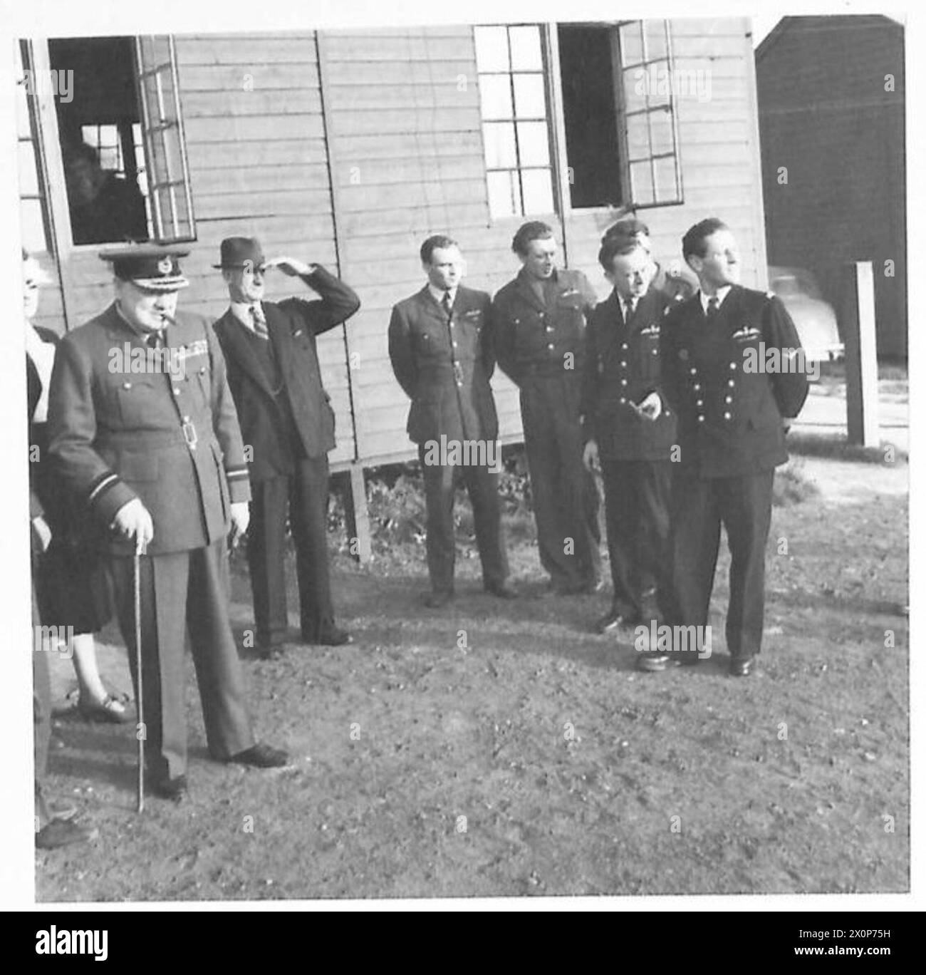 Le Commodore de l'air Churchill est photographié avec plusieurs officiers. Négatif photographique de l'armée britannique. Banque D'Images