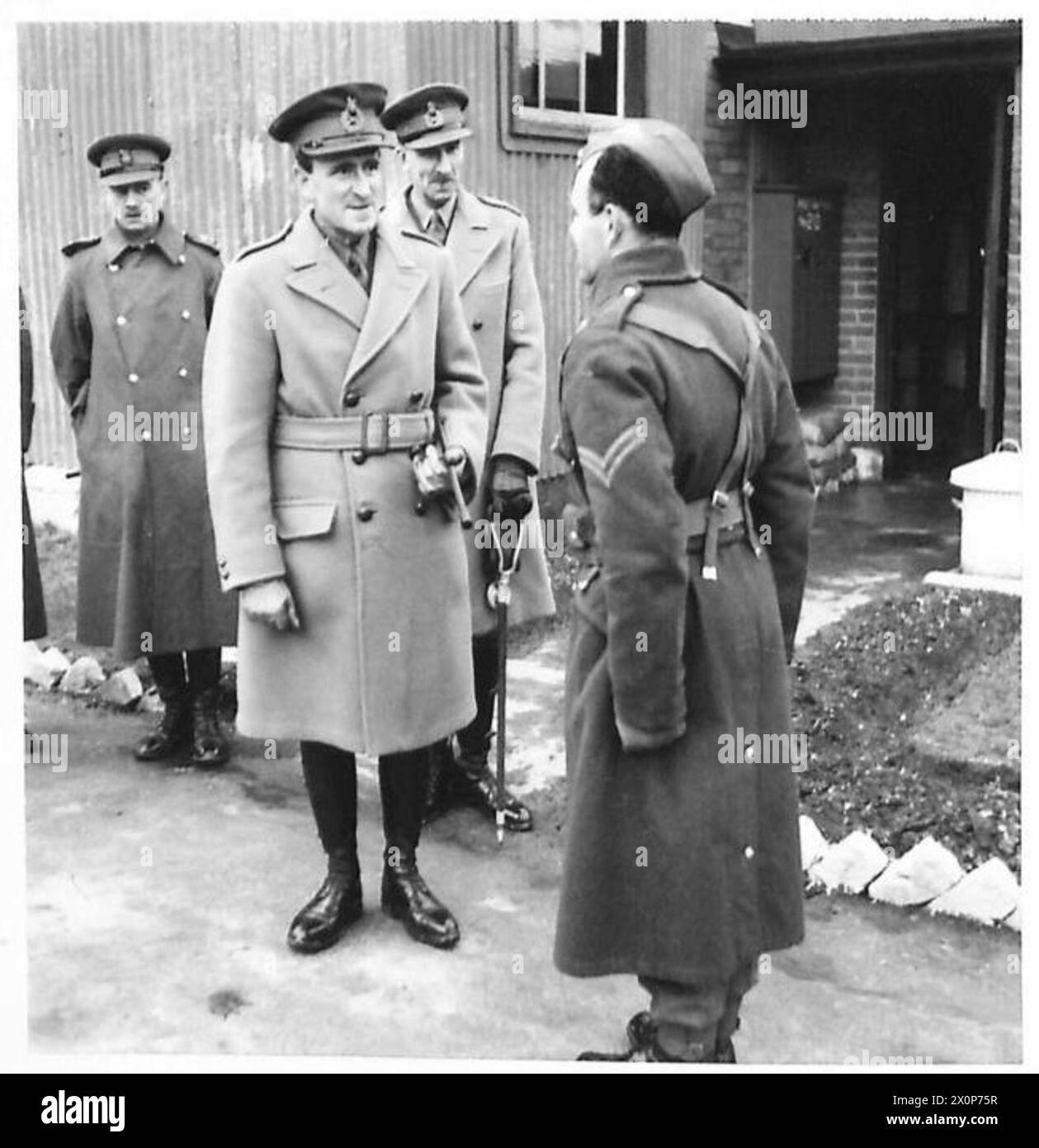 Le commandant en chef inspecte le Newfoundland Regiment, discutant avec le Bombardier Parsons, accompagné d'un lieutenant-général. Banque D'Images