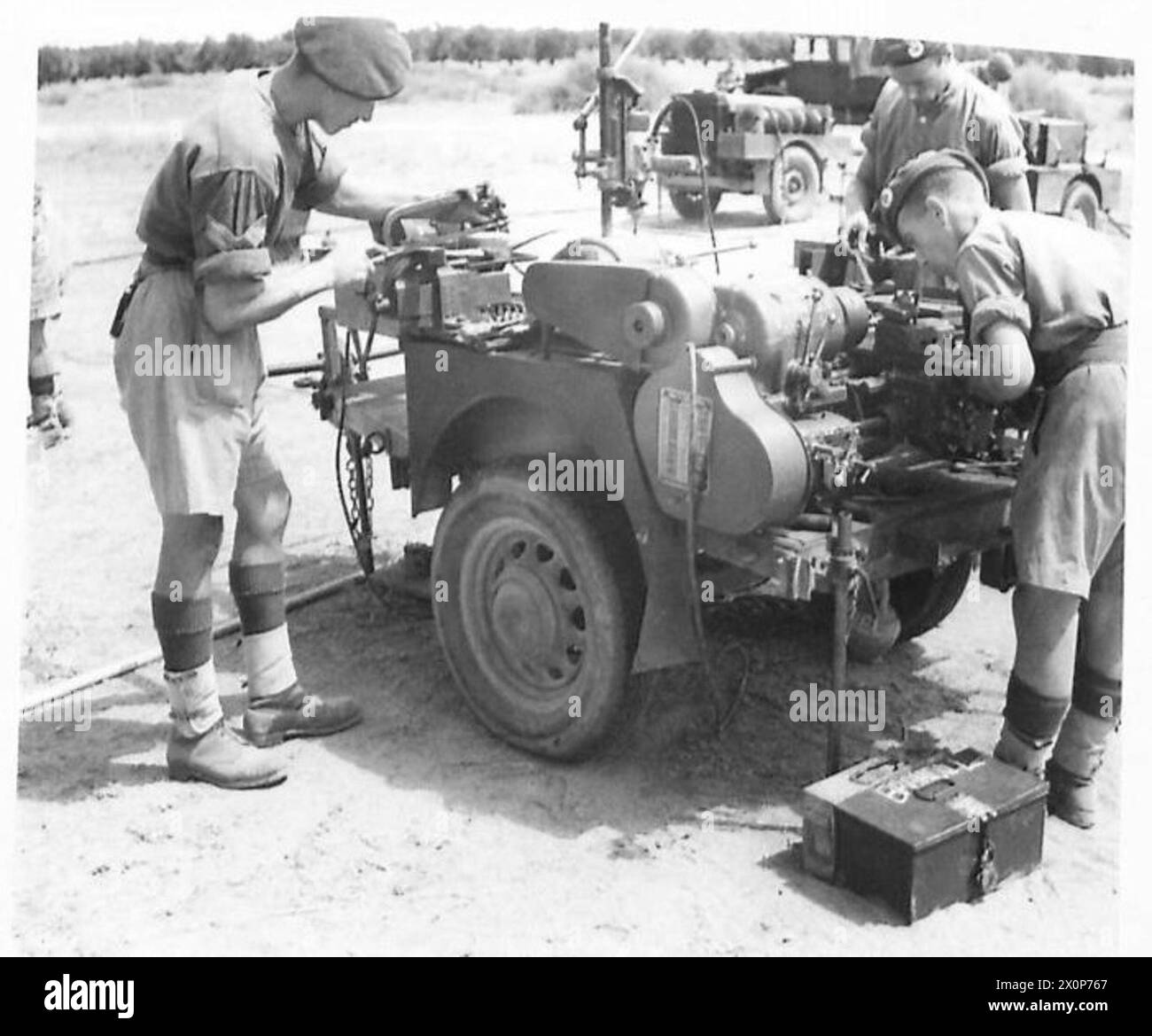 L'invention concerne une remorque de machinerie destinée à des opérations aéroportées et portant une perceuse électrique, une meule et des étaux montés sur une remorque de jeep. Banque D'Images