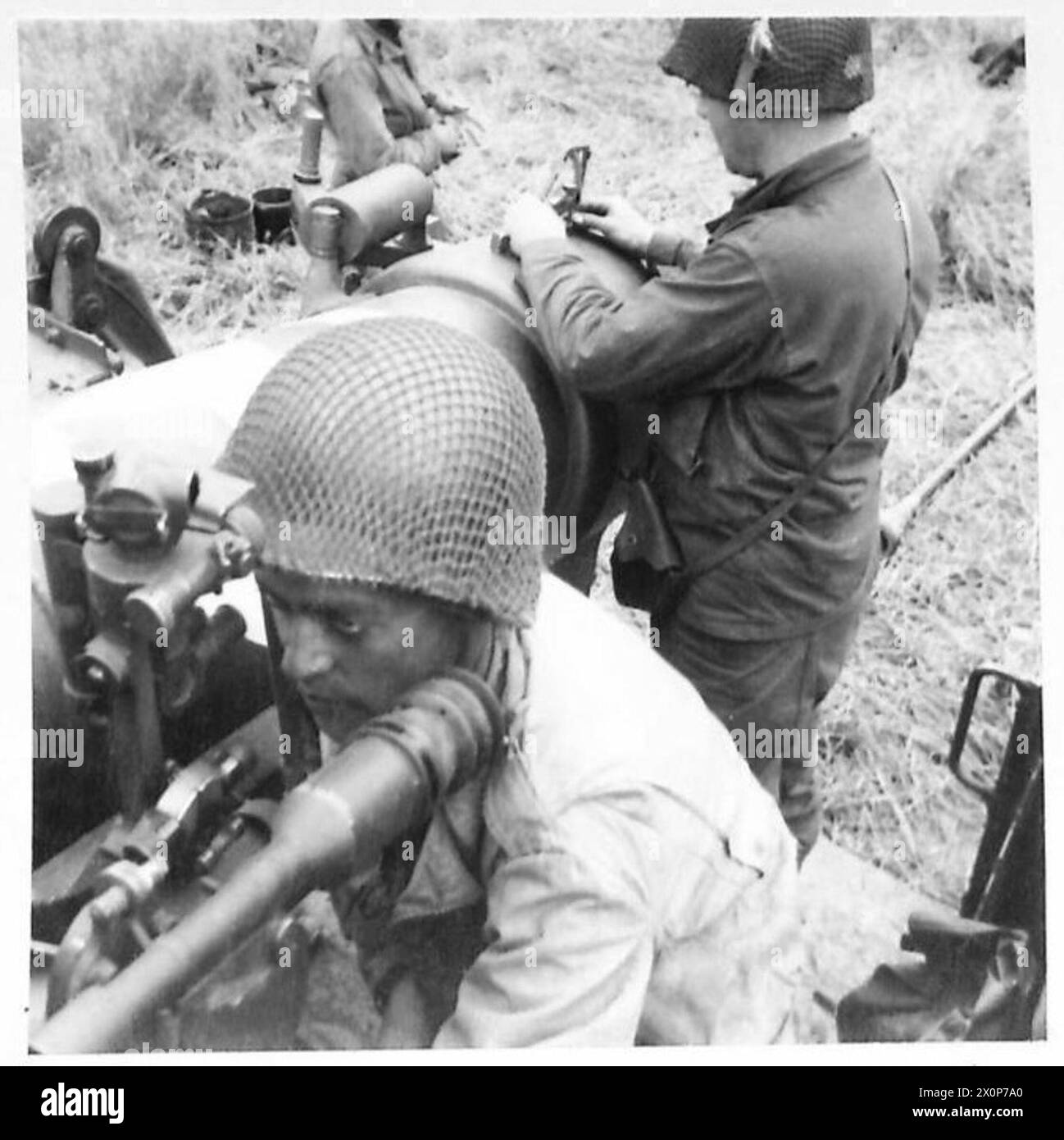 L'équipage d'un canon automoteur M12 GMC de 155 mm du 987e bataillon d'artillerie de campagne américain en action près de Bayeux, en Normandie, le 10 juin 1944. Banque D'Images
