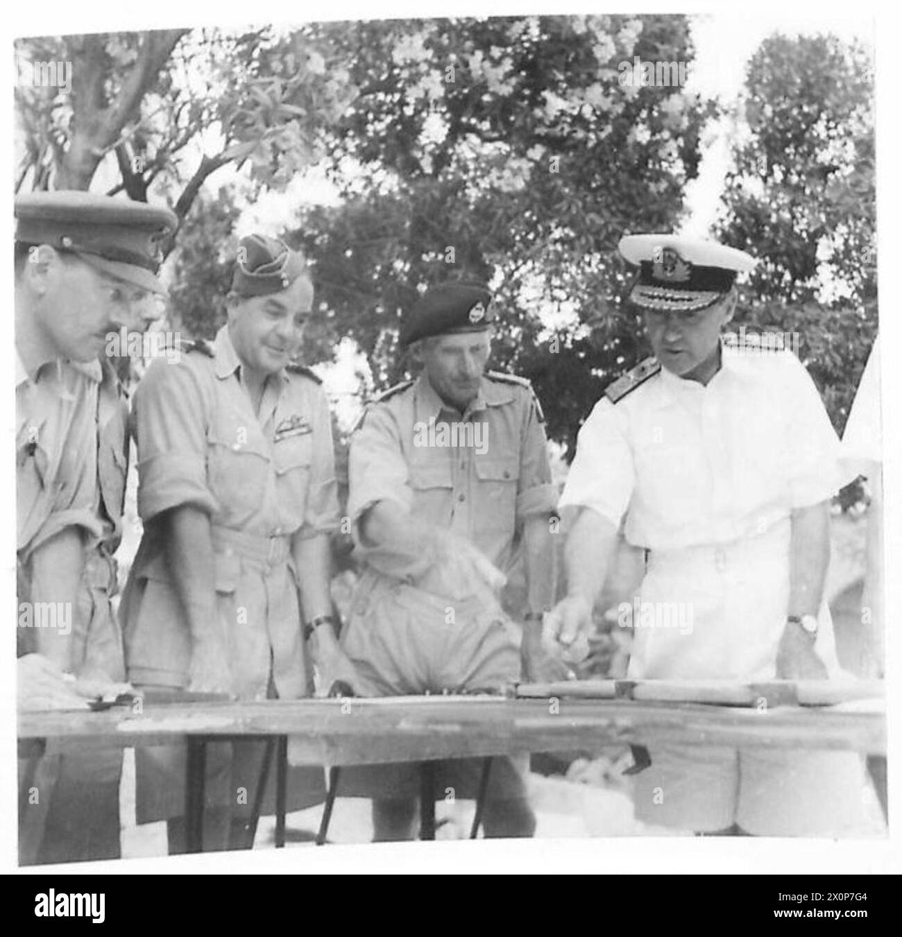 Les chefs du corps expéditionnaire britannique à Malte planifient des opérations, notamment le major-général F.W. de Guingand, le commodore aérien C.B.R. Pelly, le vice-maréchal aérien H. Broadhurst, le général Montgomery et l'amiral Sir B.H. Ramsay. Négatif photographique de l'armée britannique. Banque D'Images