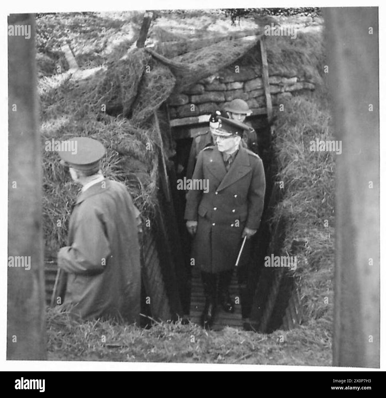 LE ROI GEORGE DE GRÈCE INSPECTE LES DÉFENSES DE L'AÉRODROME - le roi George de Greese a vu émerger d'un des points forts de l'aerdorome qu'il a inspecté. Négatif photographique, Armée britannique Banque D'Images