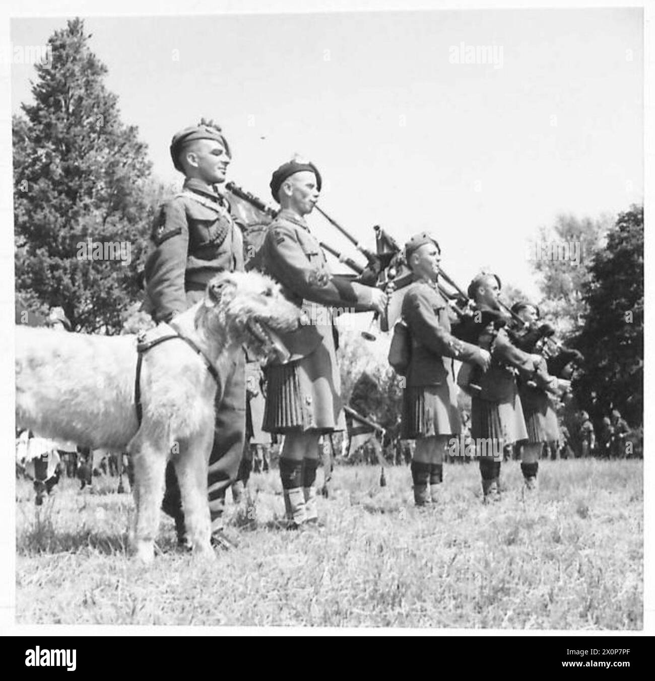 Le lieutenant-général Montgomery inspecte un bataillon des London Irish Rifles, avec la fanfare du régiment. Banque D'Images