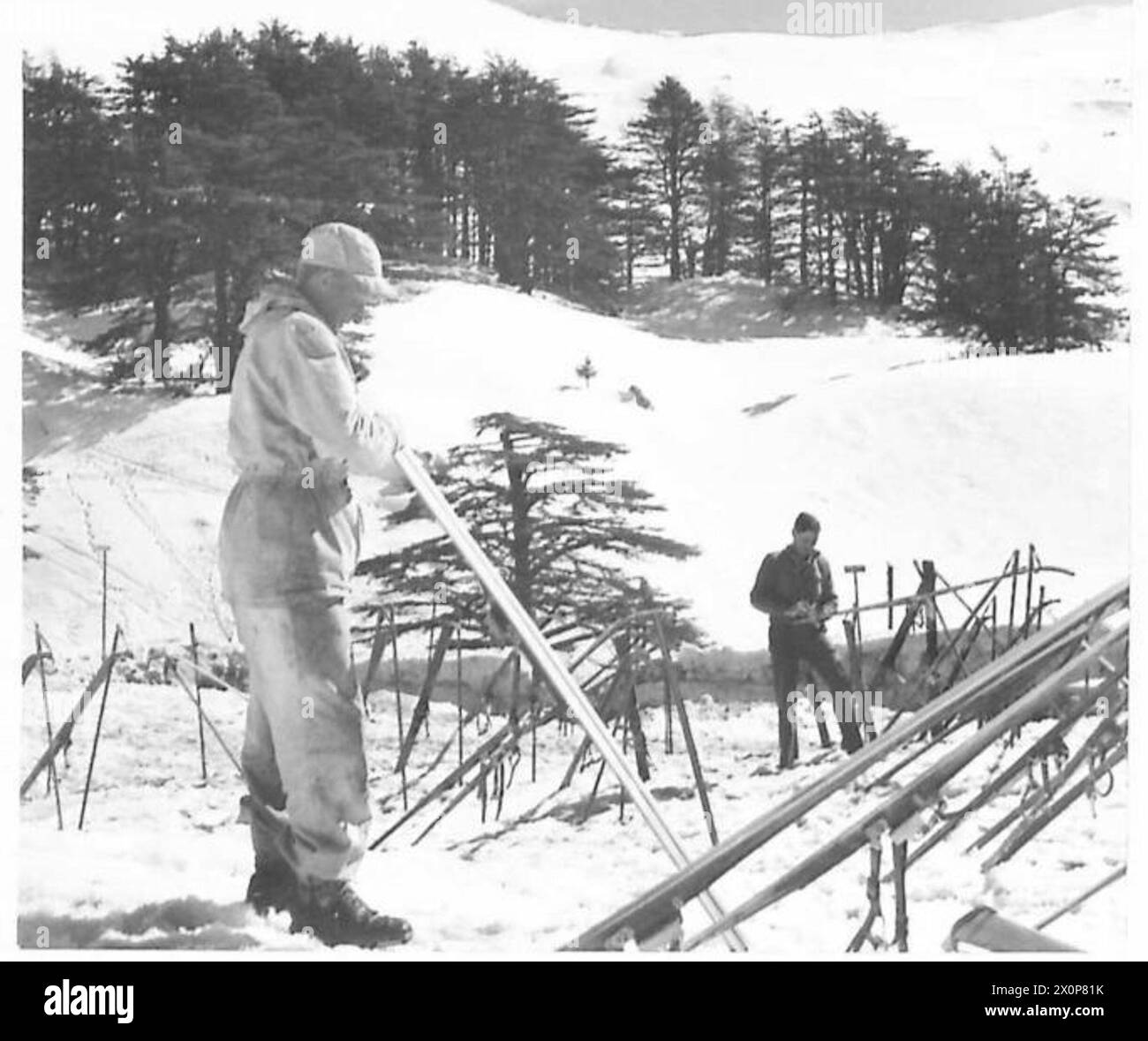 Une troupe de ski nettoie ses skis après son retour d'un exercice à l'école d'entraînement. Banque D'Images