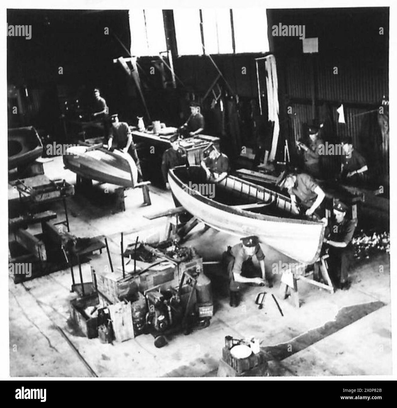 Personnel d'atelier de l'armée réparant et révisant les bateaux utilisés par les unités navales de l'armée. Négatif photographique, armée britannique. Banque D'Images