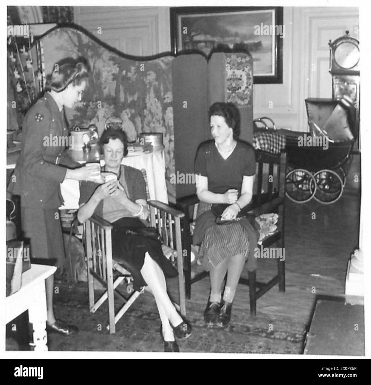 Les donneurs du Service de transfusion sanguine de l'armée se reposent pendant qu'un auxiliaire ATS fournit le thé, assurant la récupération après le don. Banque D'Images