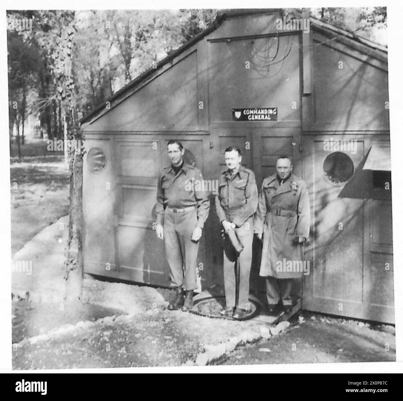 Le général Mark W. Clark, commandant du 15e groupe d'armées, est photographié avec le major général A.C. Duff et le général Gruenther au quartier général du 15e groupe d'armées en Italie. Banque D'Images