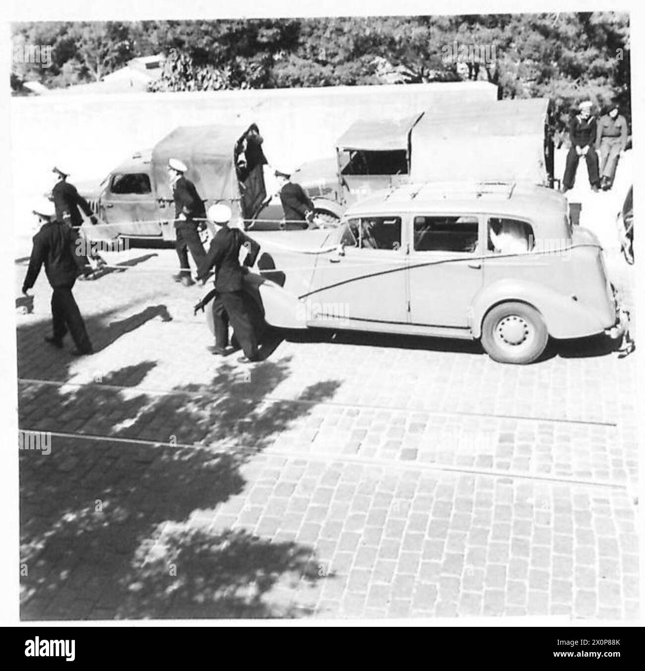 En Afrique du Nord, une voiture nuptiale est remorquée jusqu'à une réception organisée en l'honneur d'un mariage naval. La photographie capture le mélange unique de la vie militaire et civile en temps de guerre. Banque D'Images