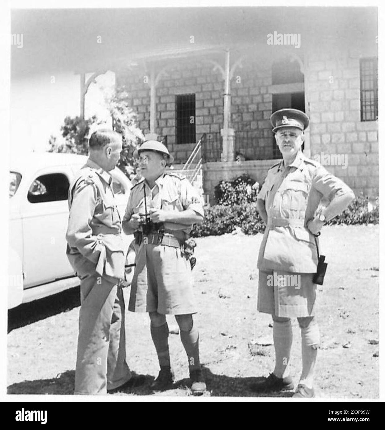 Le général Wavell, C-in-C, visite le front en Syrie et observe les opérations avec le lieutenant-général Laverack et le major-général Allen. Négatif photographique, armée britannique. Banque D'Images