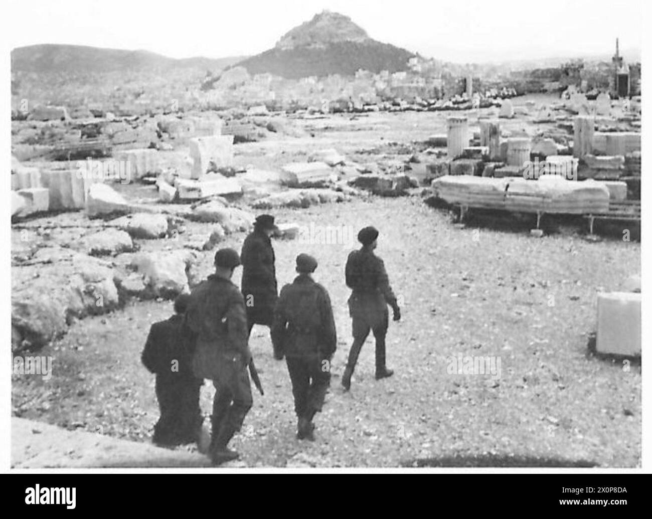 Le maréchal Alexander rend visite aux troupes aéroportées à Athènes. Le groupe quitte le Parthénon avec vue sur le mont. Lycabette et points forts britanniques ; les collines lointaines montrent des chutes de neige rares. Négatif photographique de l'armée britannique. Banque D'Images