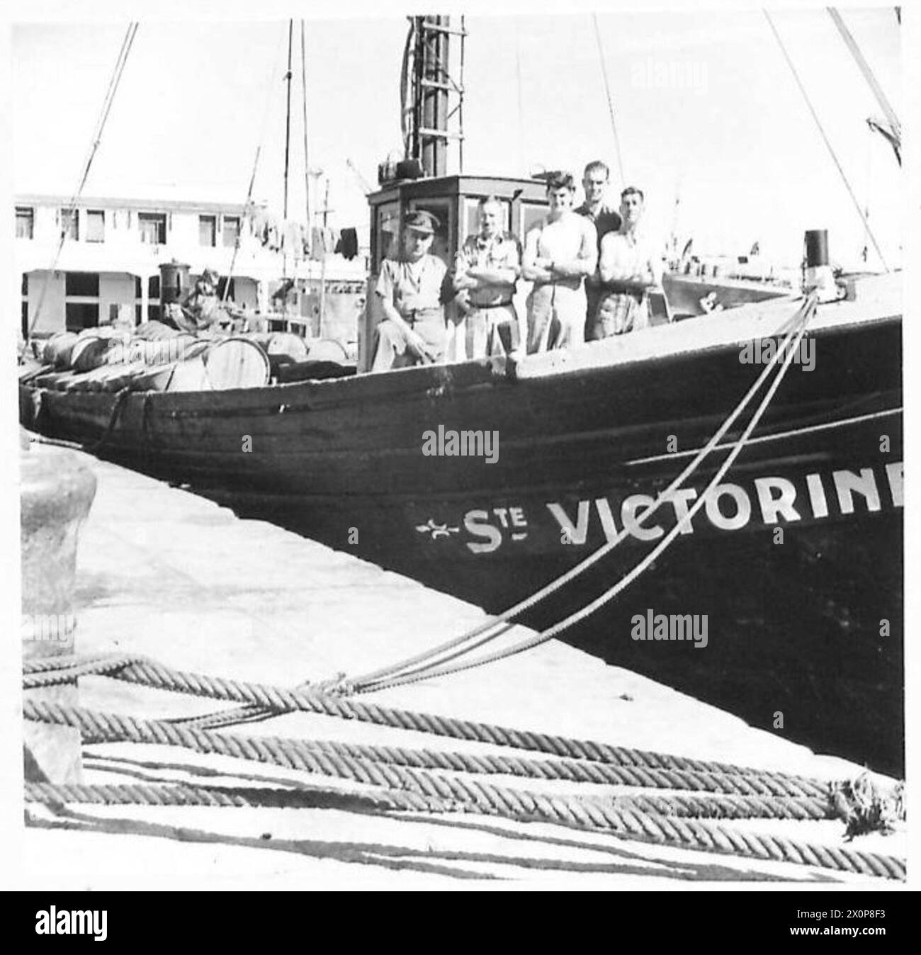 Les membres de l'équipage du nouveau Victorine sont sur le pont, identifiés de gauche à droite comme Sgt. E.C. Crewern, Pte. S.H. Paker, Cpl. S.E. Goodsall, l/Cpl. F.K. Tearrell et Pte. R.H. Gill. Banque D'Images