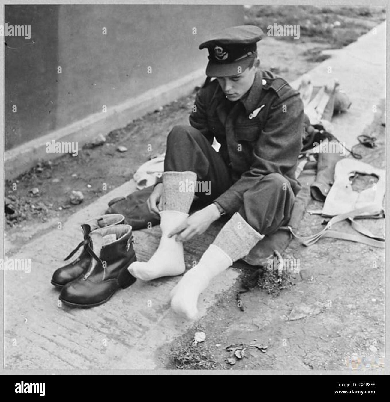 Photographie montrant un kit de vol à haute altitude comprenant deux paires de chaussettes portées par l'équipage pour les opérations par temps froid. Banque D'Images