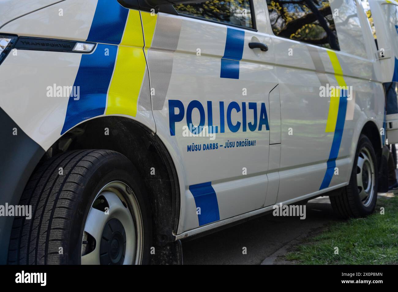 Couleurs et design de voiture de police avec inscription notre travail pour votre sécurité en letton : RIGA, LETTONIE - 5 mai 2023 Banque D'Images