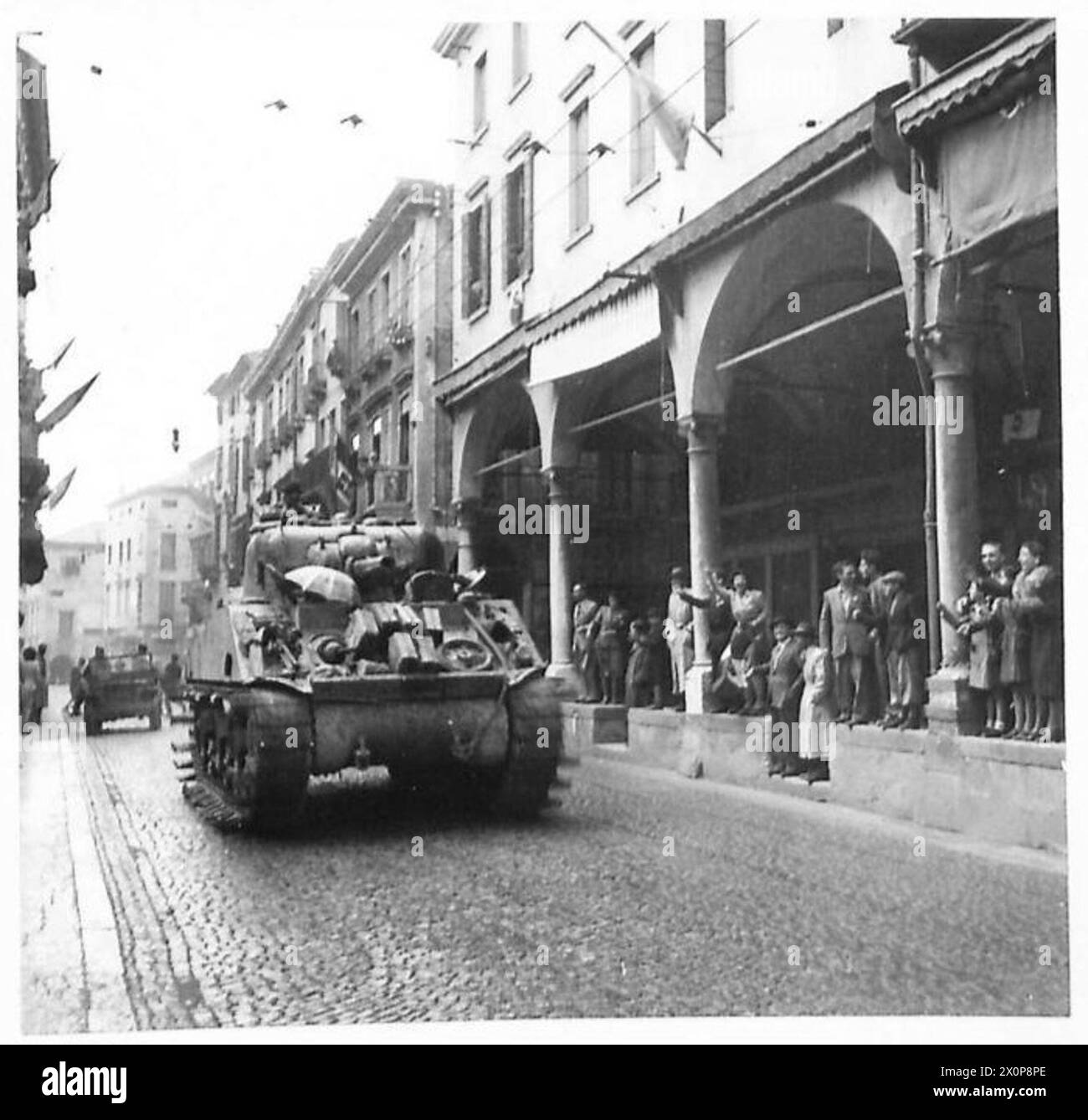 La photographie montre des foules acclamant alors que les chars de la 8e armée et l'infanterie traversent Padoue pendant leur avance vers Venise, en Italie. Banque D'Images