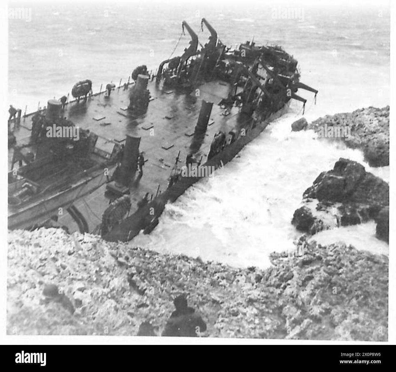 L'épave d'un navire de prison LST au large d'Anzio, en Italie, est montrée alors qu'elle est battue contre des rochers par une mer agitée. Négatif photographique de l'armée britannique. Banque D'Images