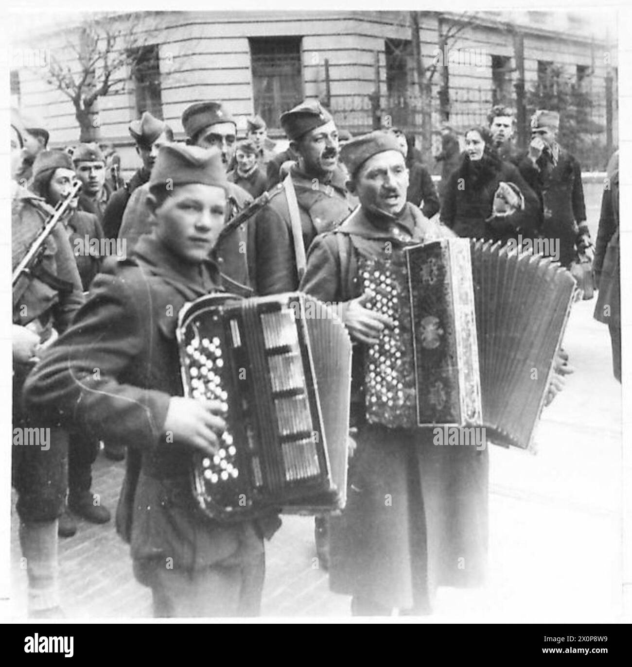 Deux accordéonistes partisans sont montrés lors de la marche à Belgrade. Le négatif photographique capture la scène. Banque D'Images