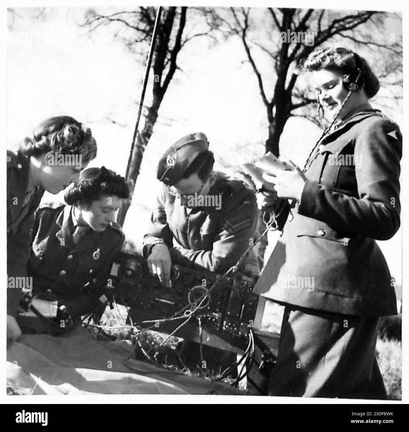 BATAILLON D'ENTRAÎNEMENT DES OPÉRATEURS SANS FIL ATS - filles recevant des messages en morse sur un récepteur en plein air. Négatif photographique, Armée britannique Banque D'Images