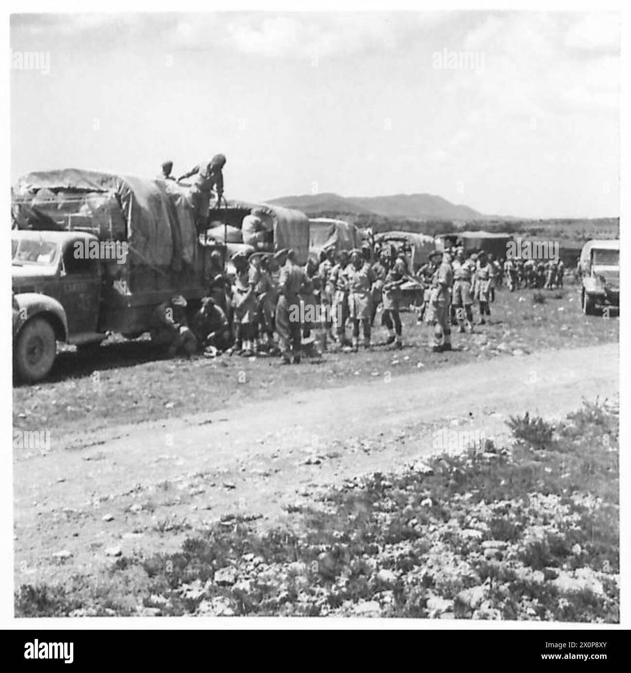 Les hommes du 2/6 Queen's Regiment s'arrêtent pour un repas tout en se déplaçant dans de nouvelles positions autour de Trieste. Banque D'Images