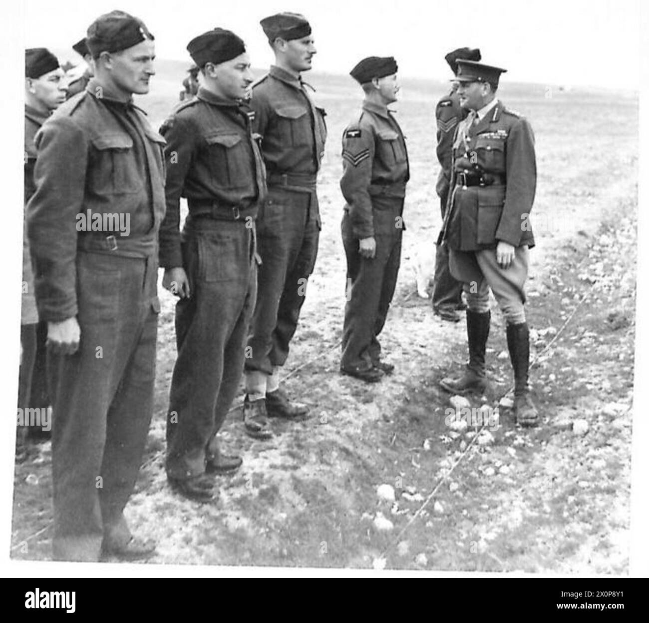 Le commandant en chef inspecte les sous-officiers de la R.I.A.S.C. lors d'une tournée de la 10e armée. Négatif photographique, armée britannique. Banque D'Images