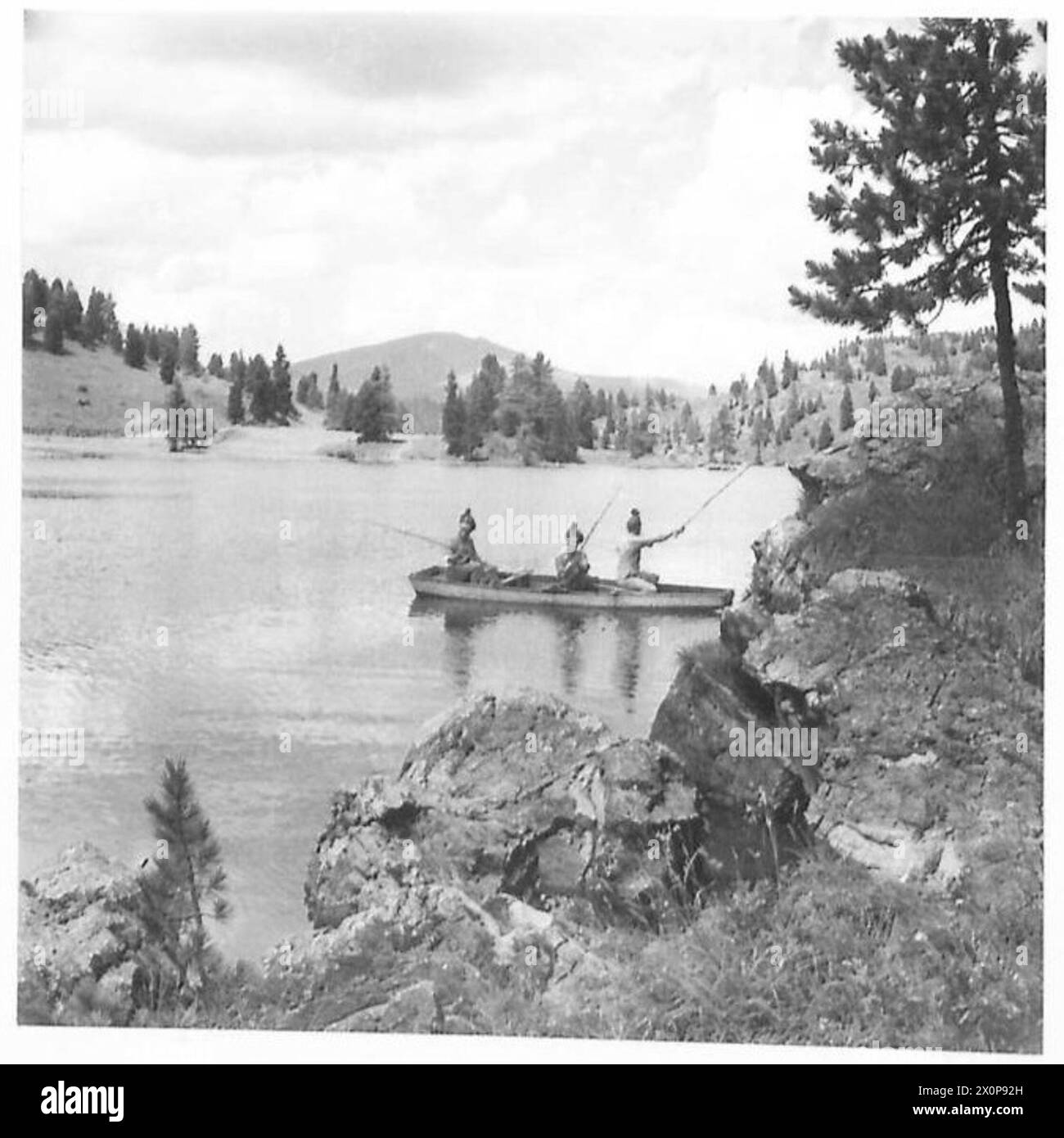 Un peloton de la compagnie H est stationné à Turrach See en Autriche, se livrant à des activités récréatives sur le lac connu pour la pêche à la truite. Banque D'Images