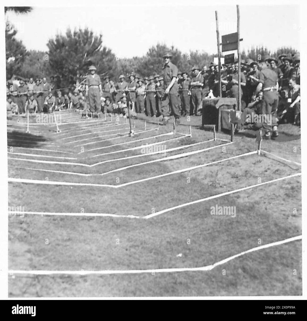 CINQUIÈME ARMÉE : RENCONTRE ANZIO TÊTE DE PONT 'ANZIO TURF CLUB' - la première course en cours. Négatif photographique, Armée britannique Banque D'Images