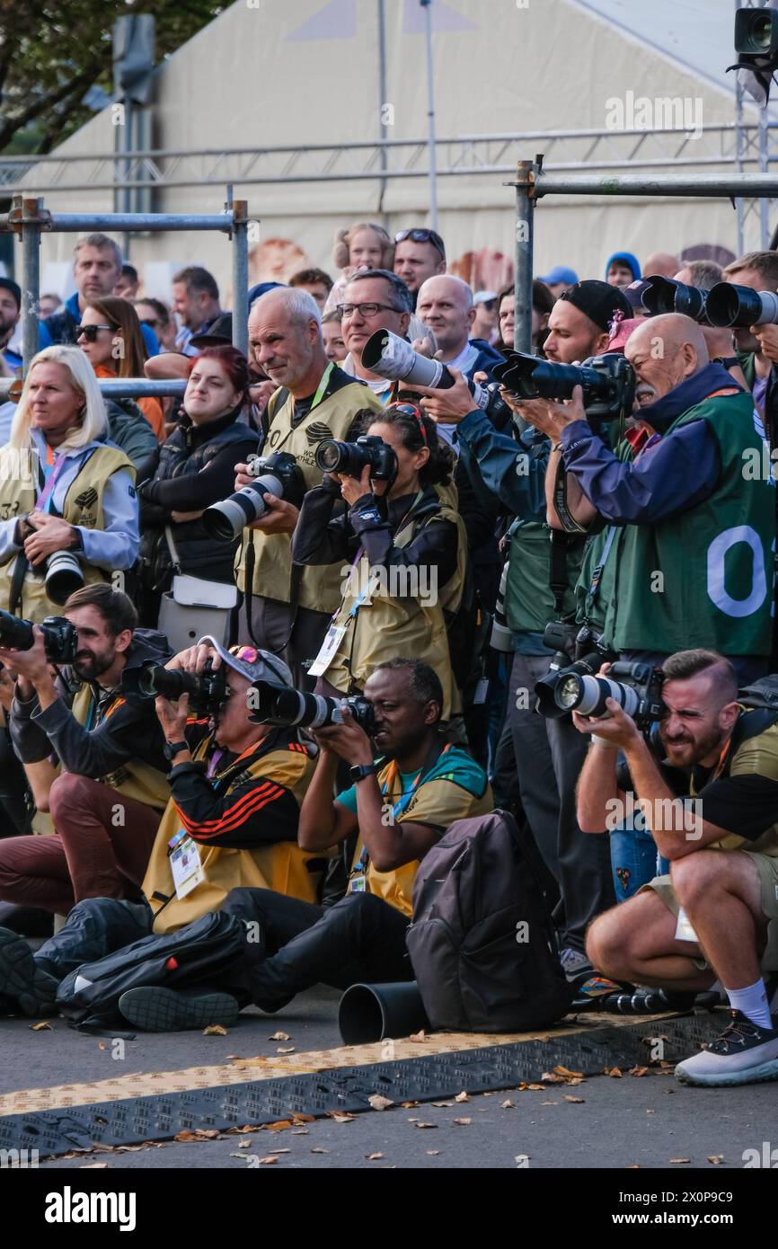 Groupe de photographes, photojournalistes pendant le travail. De nombreux photographes de presse prenant des photos lors d'un événement public : RIGA, LETTONIE - 1er octobre 2023 Banque D'Images