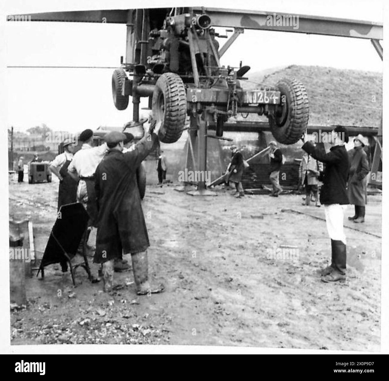 À Une PORTÉE DE PREUVE - le canon Bofors assemblé étant tordu par une grue pour le placer sur un camion. Négatif photographique, Armée britannique Banque D'Images