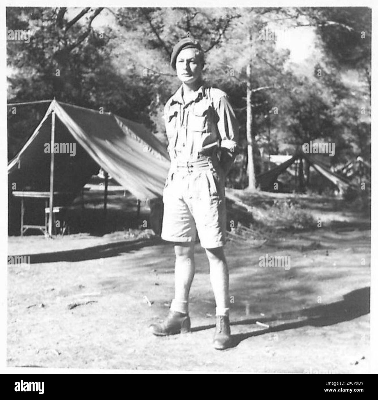 MAISON DE CONVALESCENCE EN AFRIQUE DU NORD - L/CPL. W. Piggot, 2e Paratroop BTN. 18 Tregavon Road, Clapham, London, S.W.11. Lors d'un saut d'entraînement d'un avion C.47 à 800 pieds. un conteneur de mortier s'est enchevêtré dans son parachute l'amenant à tomber de 300 pieds sur un champ labouré. Il s'en est échappé avec de multiples blessures osseuses, une commotion cérébrale et un choc. Négatif photographique, Armée britannique Banque D'Images