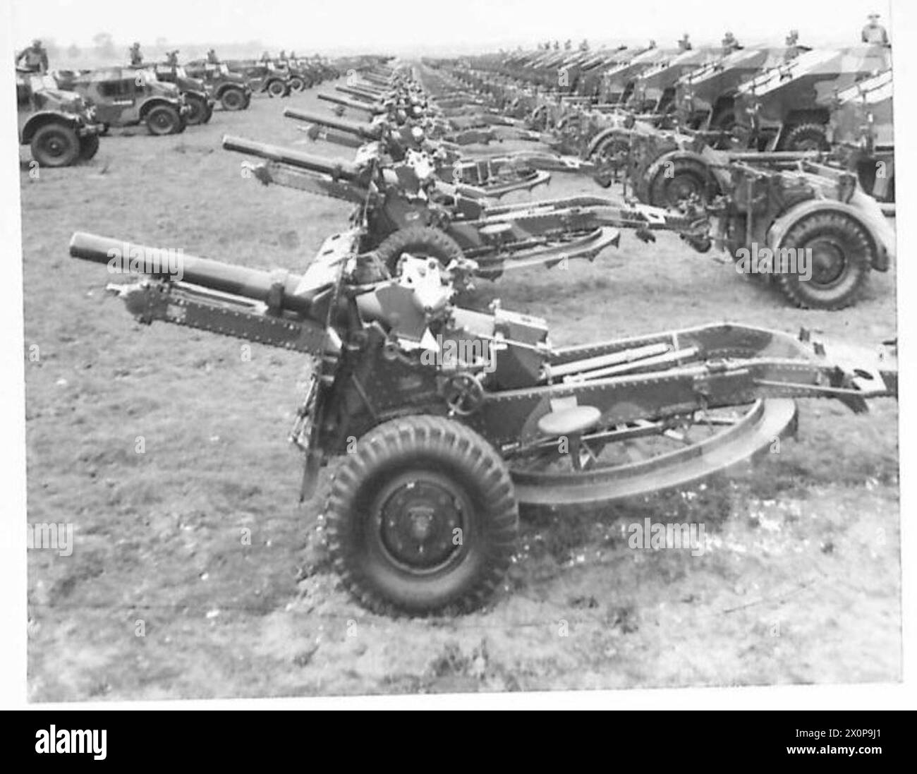 Des canons de campagne de 25 livres sont disposés en ligne pour le défilé lors de l'examen de la division blindée par le roi. Banque D'Images