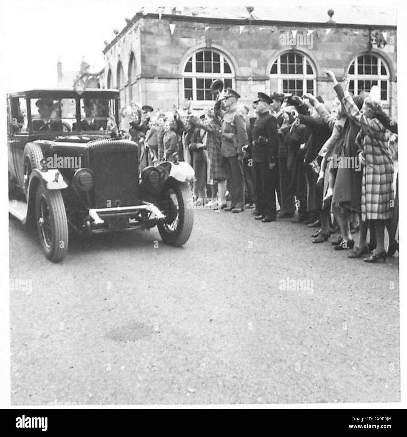 LE ROI ET LA REINE EN IRLANDE DU NORD - les gens encouragent leurs Majestés alors que la voiture royale passe le long de la route. HILLSBOROUGH, CO.DOWN. Négatif photographique, Armée britannique Banque D'Images