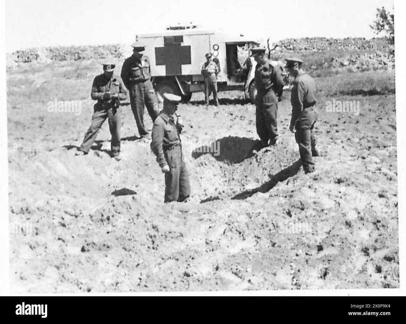 Les hommes d'une division Highland sont montrés près de caisses après que trois bombes lourdes ont été larguées sur la L.F.A. près de Medenine, sans aucune victime signalée. Banque D'Images