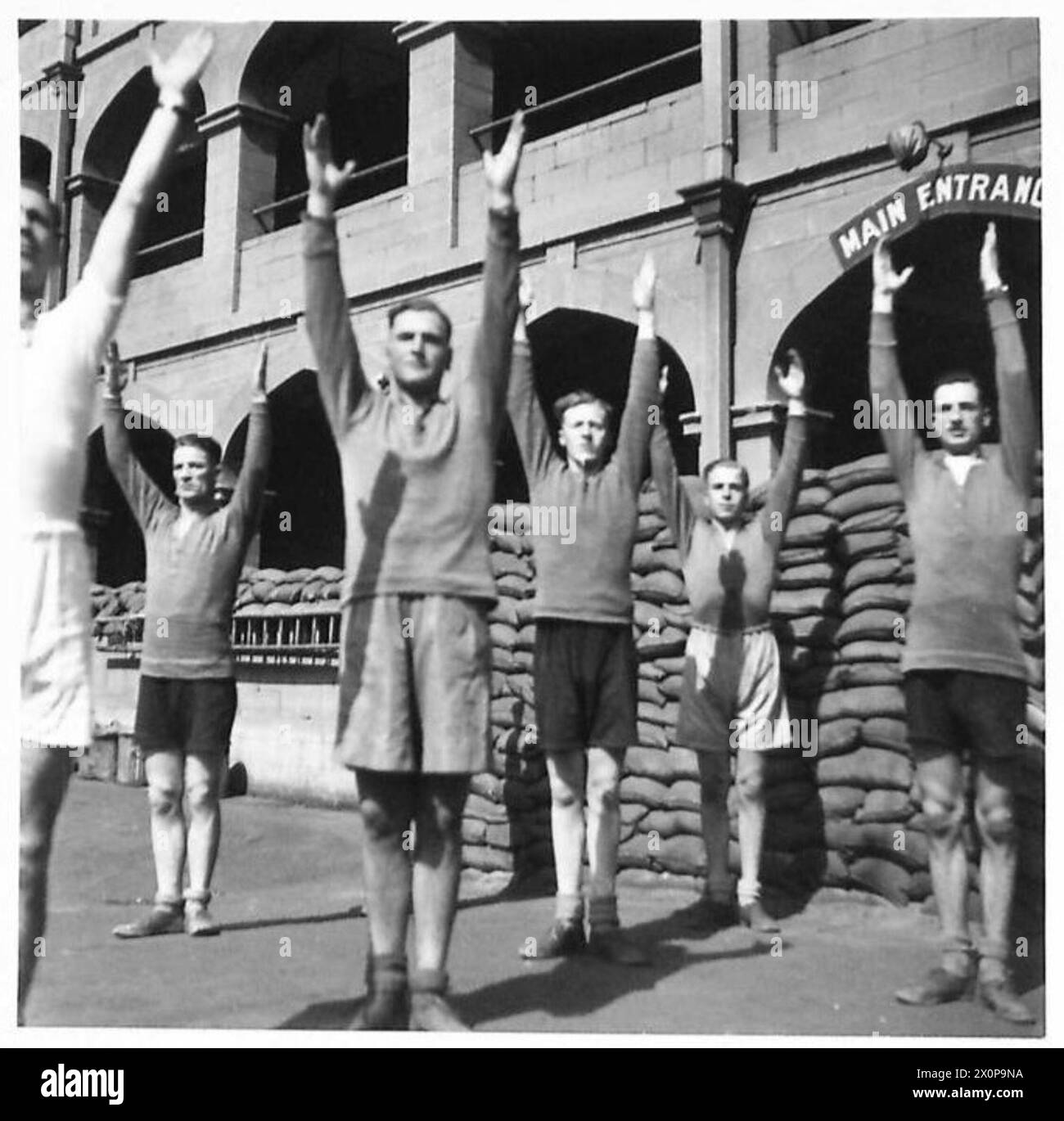 Le personnel du Département des enquêtes criminelles de l'armée effectue des exercices physiques dans le cadre de sa formation. Négatif photographique, armée britannique. Banque D'Images
