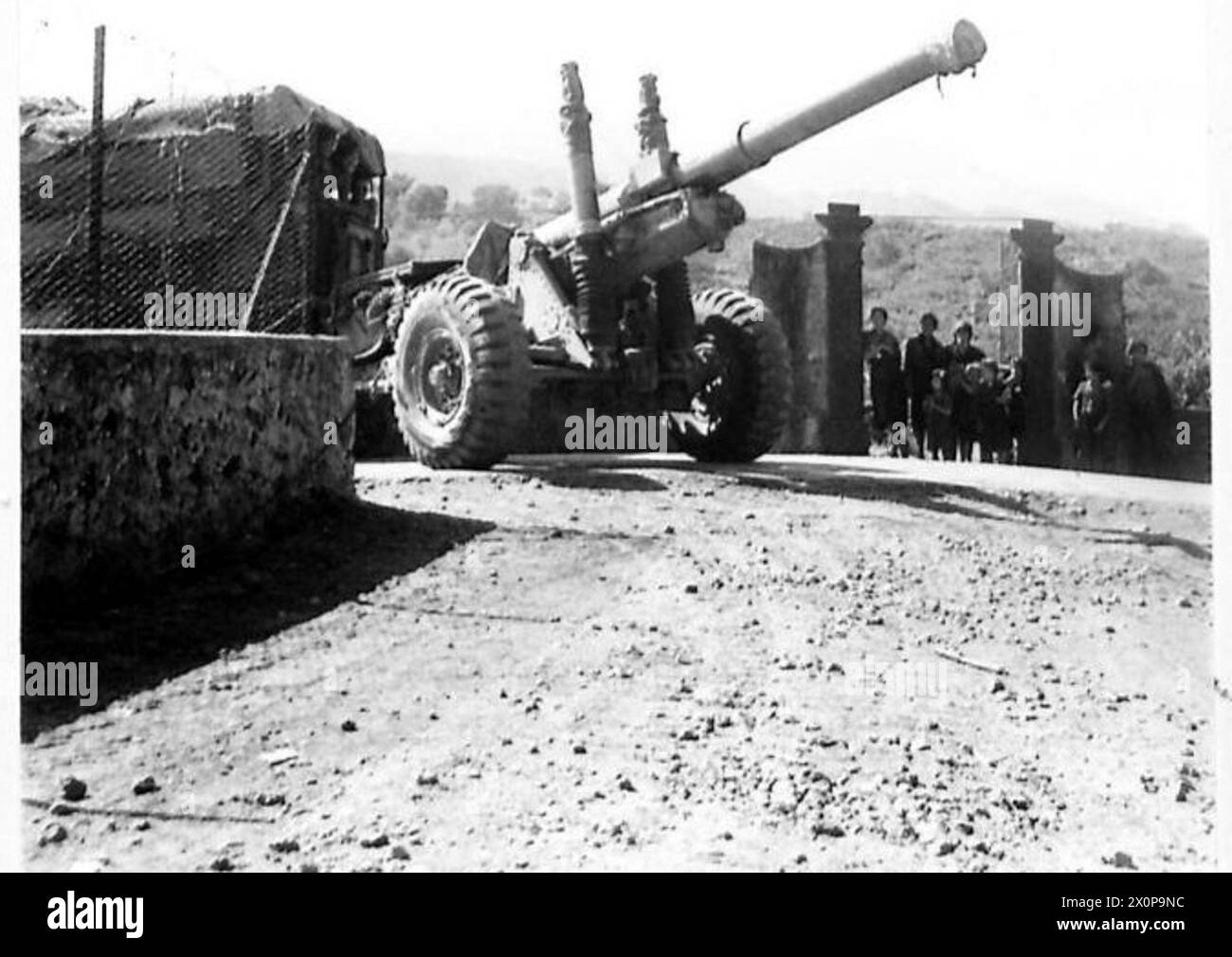 8E ARMÉE AVANCE DANS LE MT. ETNA AREA - Un canon 5,5 du 111 Bty. 80e Régiment moyen en mouvement près de Pisano. Négatif photographique, Armée britannique Banque D'Images