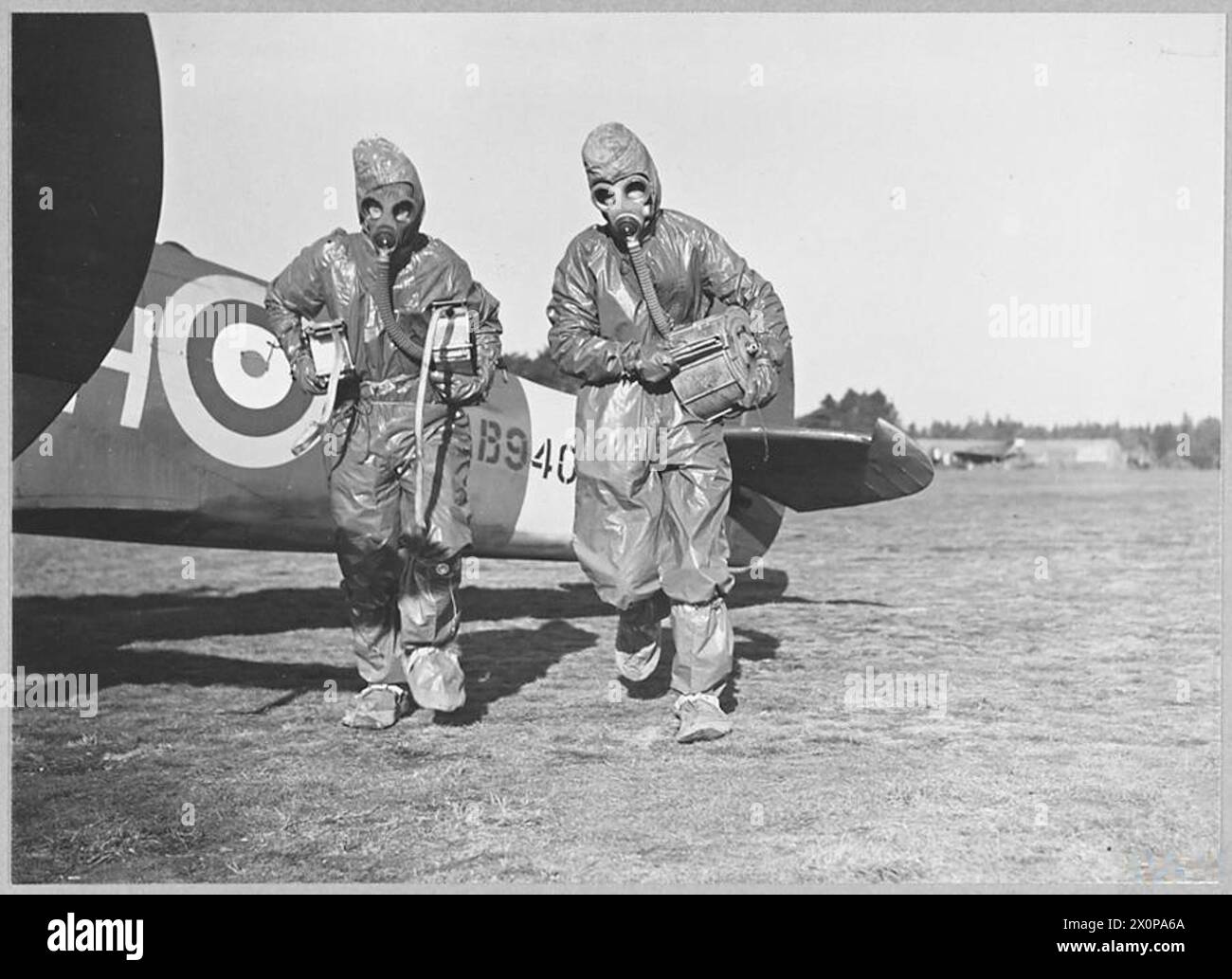 Les armuriers de la RAF transportent des munitions de canons et de mitrailleuses vers les avions lors d'un exercice d'alerte au gaz, maintenant ainsi prêt pour les opérations de guerre. Banque D'Images