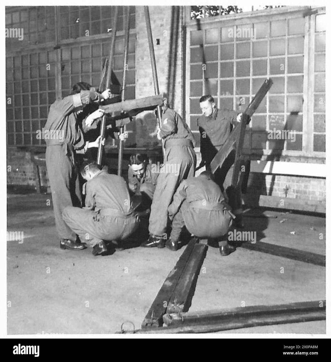 Le personnel du n° 11 W.O.S.B., Golders Green, est en train de démanteler et d'ériger un trépied, montré dans un négatif photographique de l'armée britannique. Banque D'Images