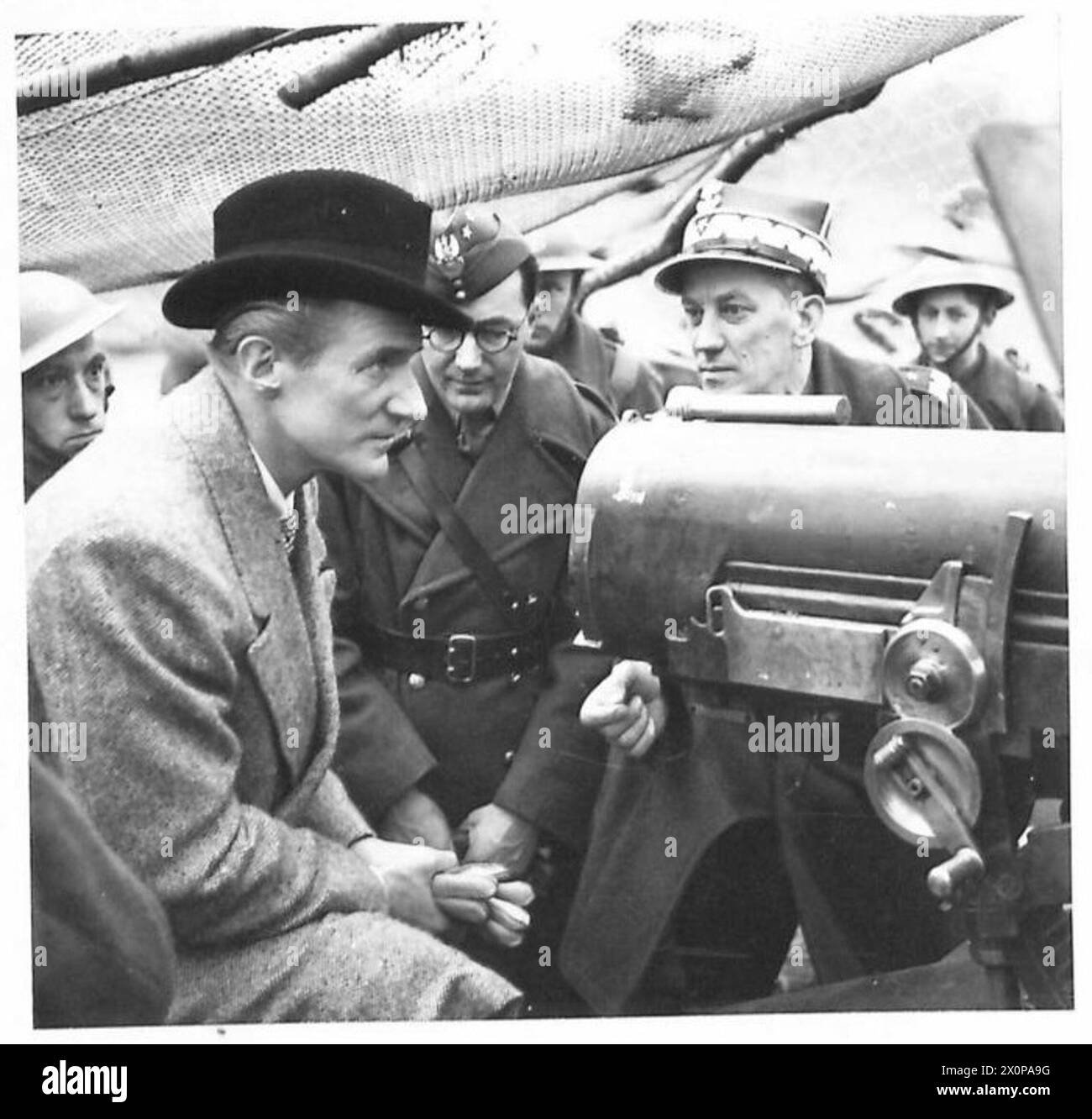 Anthony Drexler Biddle et le général Gustaw Paszkiewicz inspectent une position de canon d'artillerie à l'intérieur des défenses côtières tenues par la 1re brigade de fusiliers de l'armée polonaise à Tentsmuir et St Andrews, Grande-Bretagne, 1940-1947. Banque D'Images