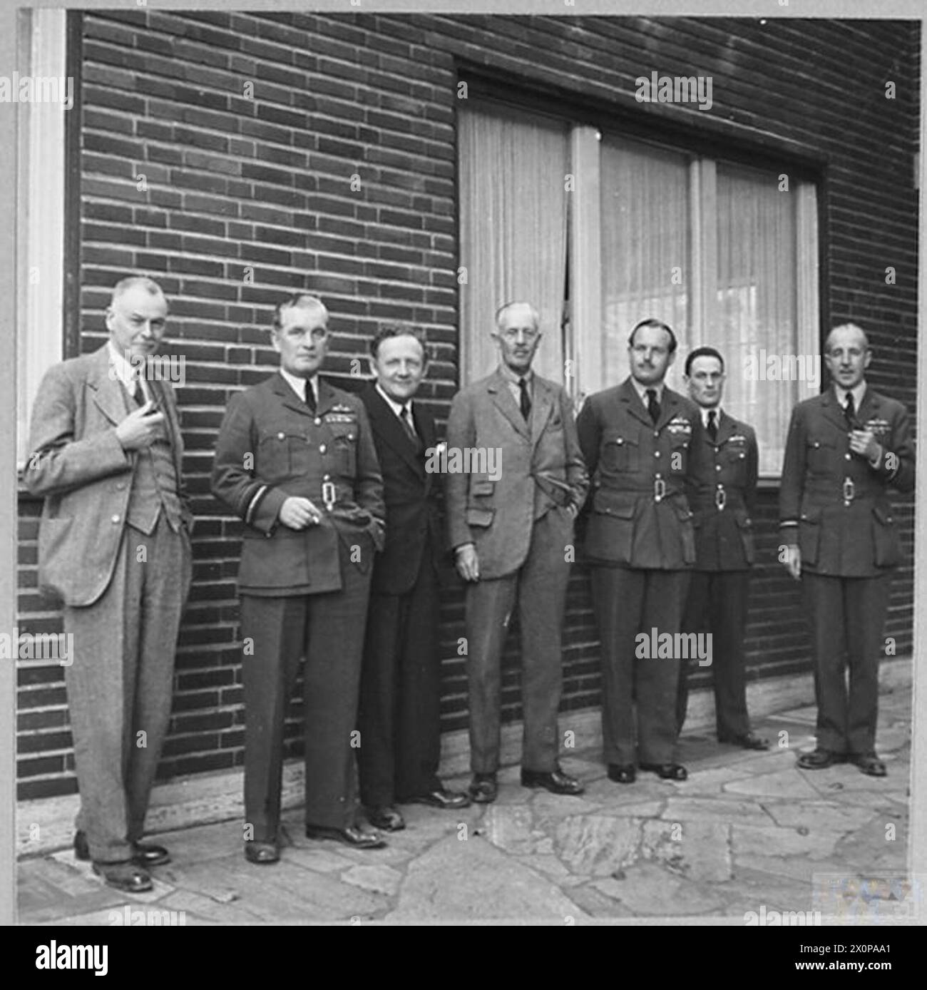 LE PRÉSIDENT DE LA CHAMBRE DES COMMUNES VISITE BERLIN - pour l'histoire voir CH.16415 le président et les membres de son parti après leur tournée à Berlin. De gauche à droite - Colonel le RT.Hon. D. Clifton Brown, Vice-maréchal de l'air A.B. Davidson, CBE., état-major de planification de la Force aérienne, Comité de contrôle allié ; Mr. H.A. Saunders ; Sir Ralph Verney ; Air Commodore H.W. Mermagen, CBE., AFC., Air Officer commandant le British Air Command, Berlin ; Flight Lieutenant Stevens, P.A. à A.V.M. Davidson Air Commodore Lord Willoughby de Broke, MC., AFC., Directeur des relations publiques, Air Ministry. Négatif photographique, Royal Air pour Banque D'Images