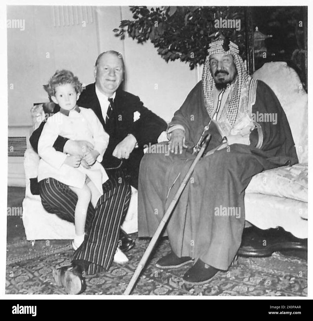 LE ROI IBN SAOUD VISITE L'AMBASSADE BRITANNIQUE AU CAIRE - le roi 'Abd al-'Aziz Ibn Saoud et Lord Killearn. Sur le genou de son père se trouve l'honneur Victor Lampson Banque D'Images